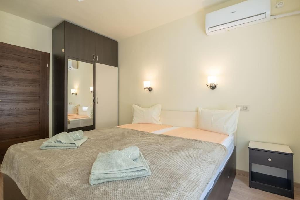 Postel nebo postele na pokoji v ubytování Top Location, Brand New 3 BDRM Apt & Free parking