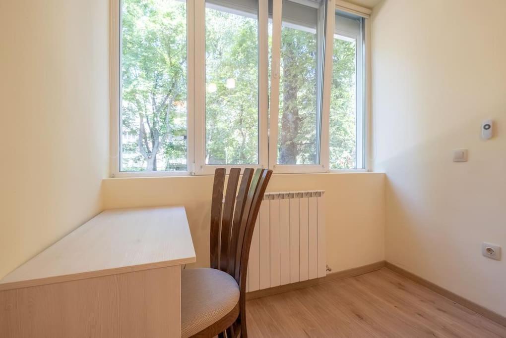 Postel nebo postele na pokoji v ubytování Top Location, Brand New 3 BDRM Apt & Free parking