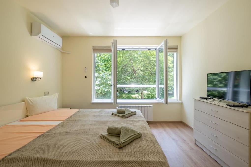 Postel nebo postele na pokoji v ubytování Top Location, Brand New 3 BDRM Apt & Free parking