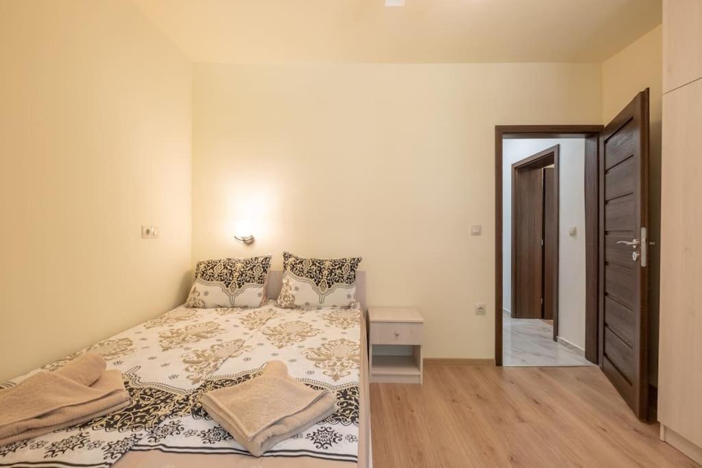Postel nebo postele na pokoji v ubytování Top Location, Brand New 3 BDRM Apt & Free parking