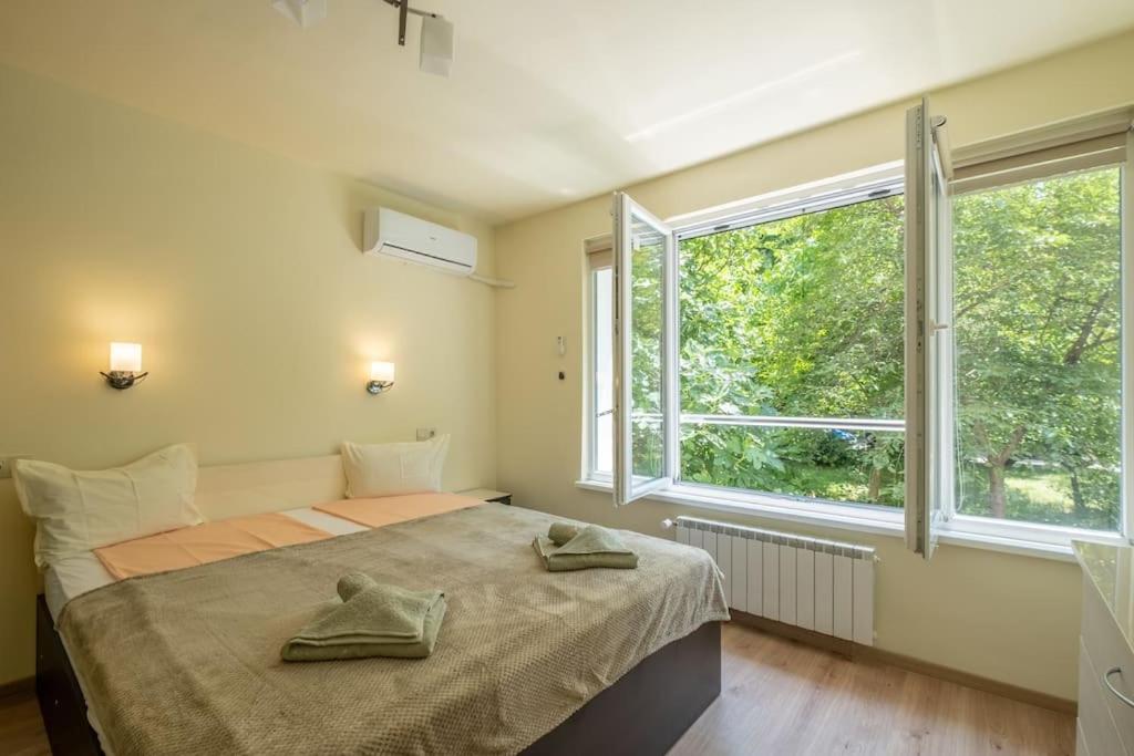 Postel nebo postele na pokoji v ubytování Top Location, Brand New 3 BDRM Apt & Free parking
