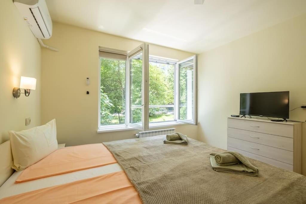 Postel nebo postele na pokoji v ubytování Top Location, Brand New 3 BDRM Apt & Free parking