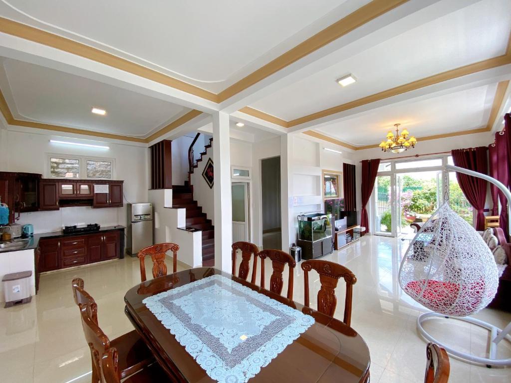 una cucina e una sala da pranzo con tavolo e sedie di Villa Tường Vy - Đà Lạt a Da Lat