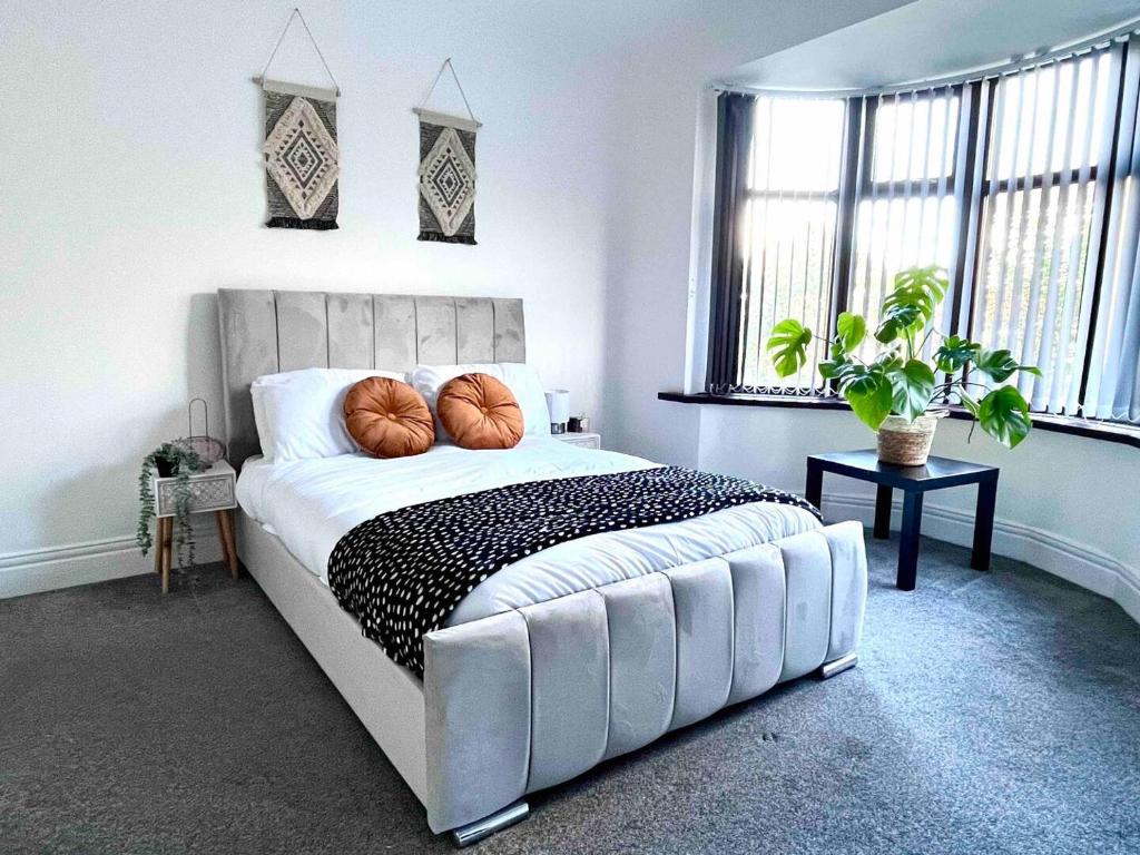 ゲーツヘッドにあるBright House Close To Quayside- Free Parkingのベッドルーム1室(カボチャ2本が付いたベッド1台付)