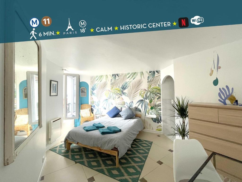 ein Schlafzimmer mit einem Bett und einem Poster von Palmen in der Unterkunft La Bohème in Romainville