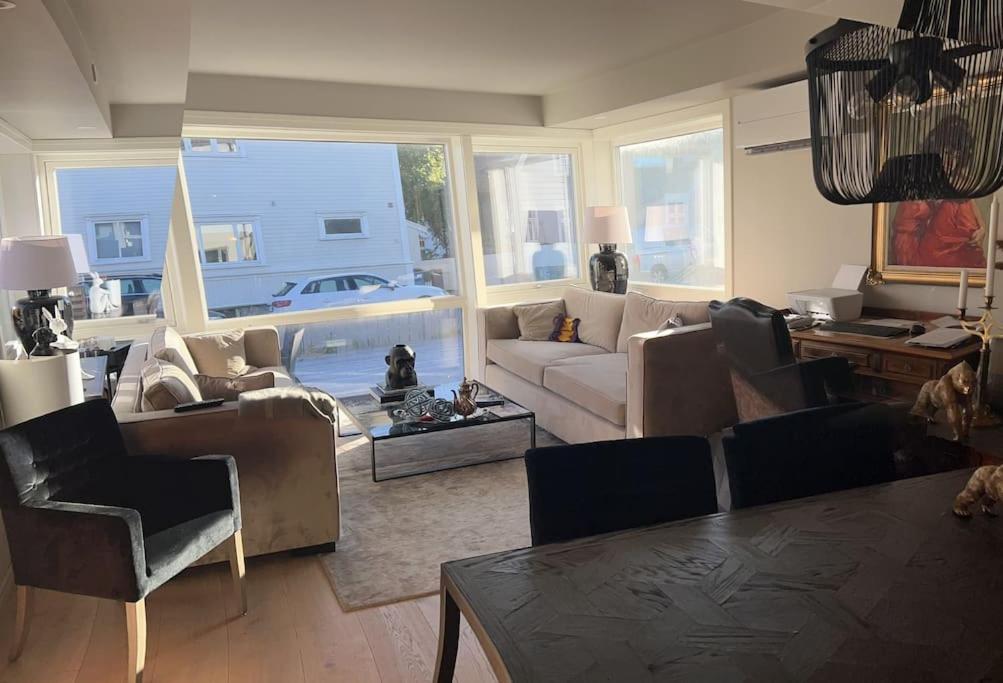 Χώρος καθιστικού στο Nydelig leilighet nær sentrum med alle fasiliteter