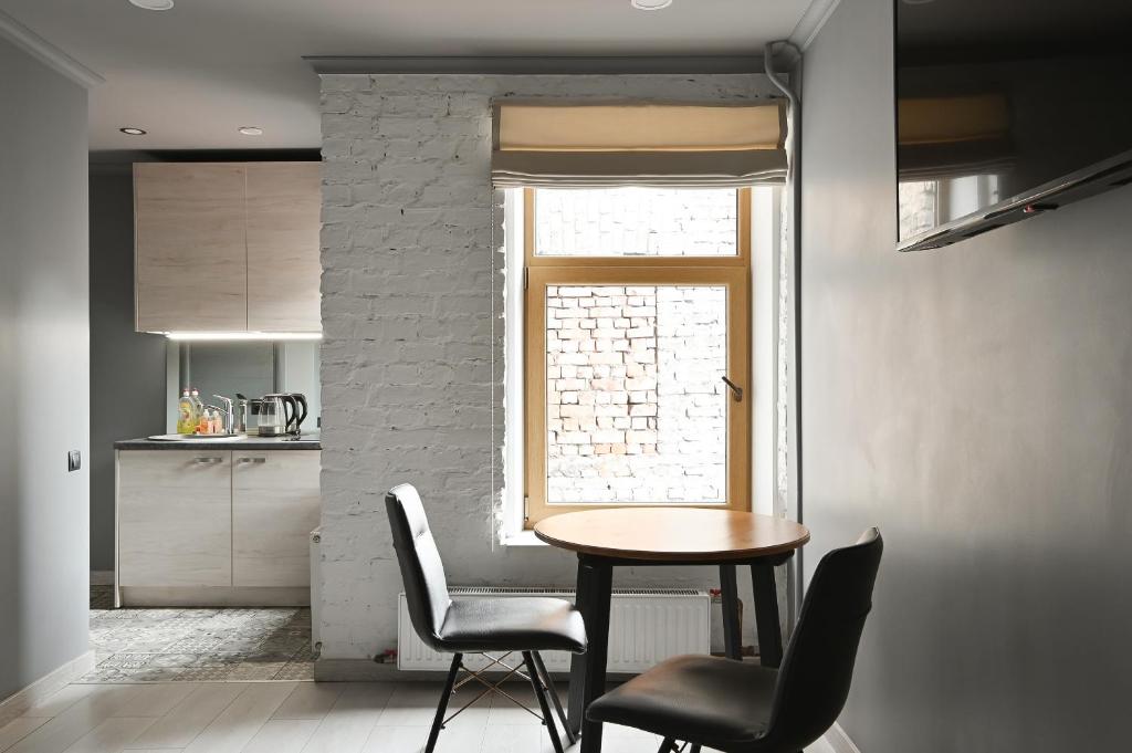 Loft design studio apartment & FREE parking - One-Bedroom Apartment