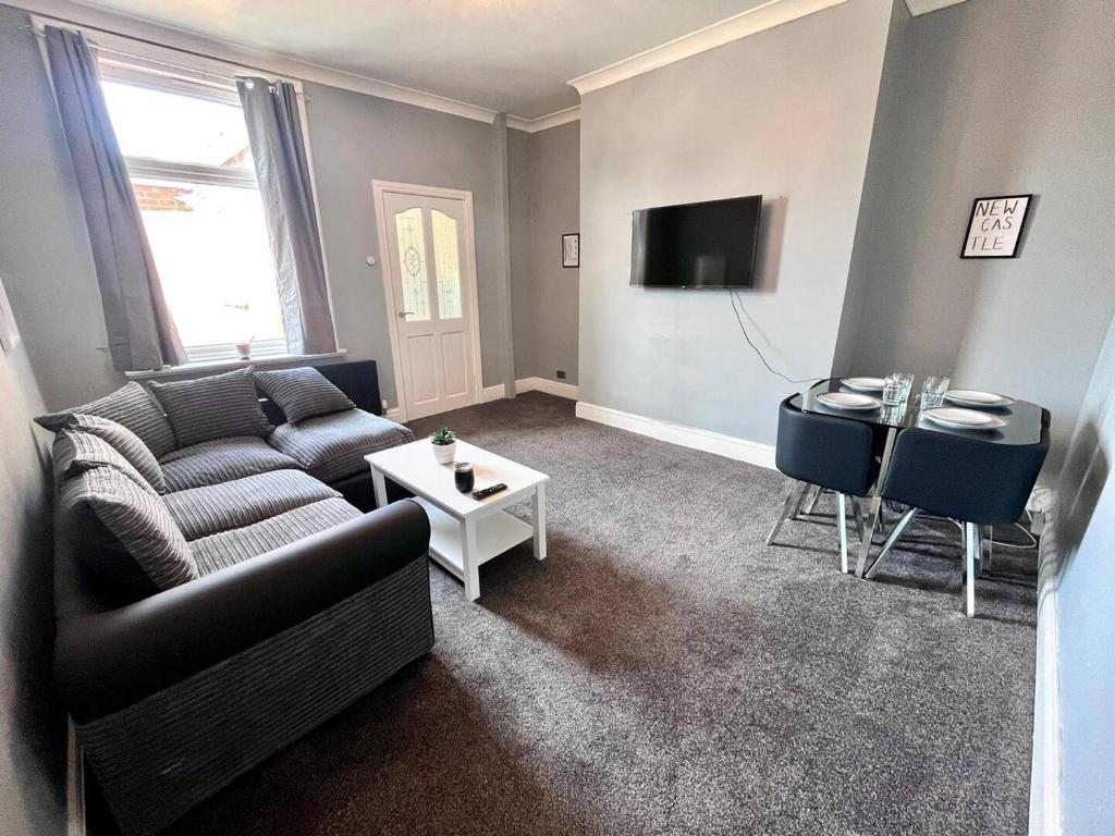 Μια τηλεόραση ή/και κέντρο ψυχαγωγίας στο Great 3 Bdrm House Near City