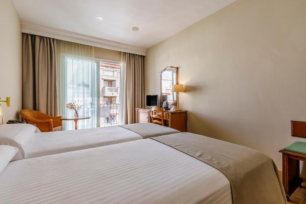 Postel nebo postele na pokoji v ubytování Hotel Almijara - Mares