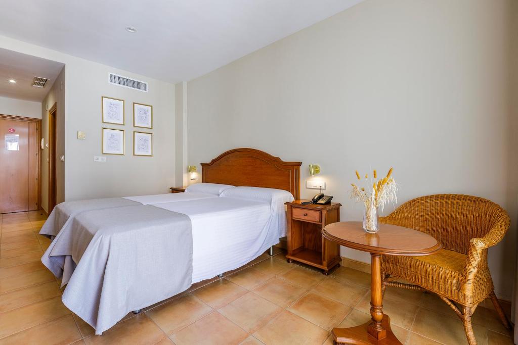 Postel nebo postele na pokoji v ubytování Hotel Almijara - Mares