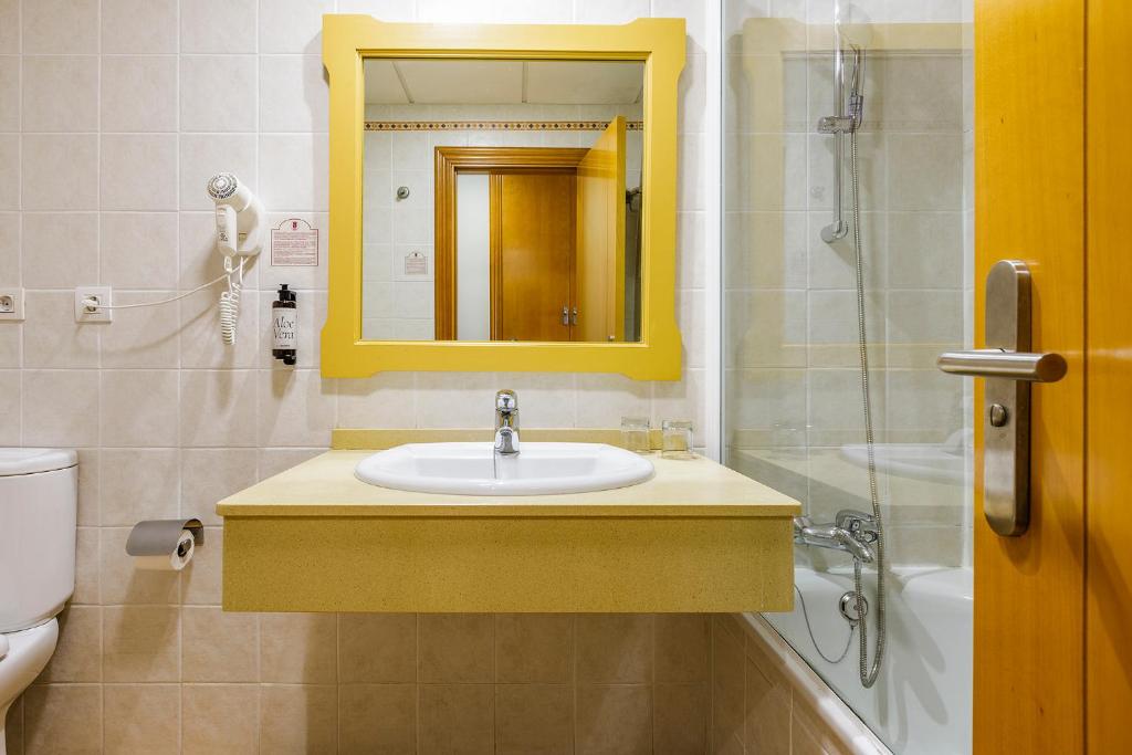 Koupelna v ubytování Hotel Almijara - Mares