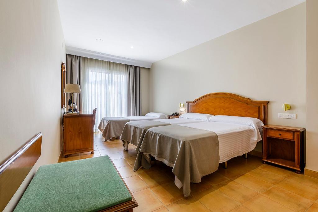Postel nebo postele na pokoji v ubytování Hotel Almijara - Mares