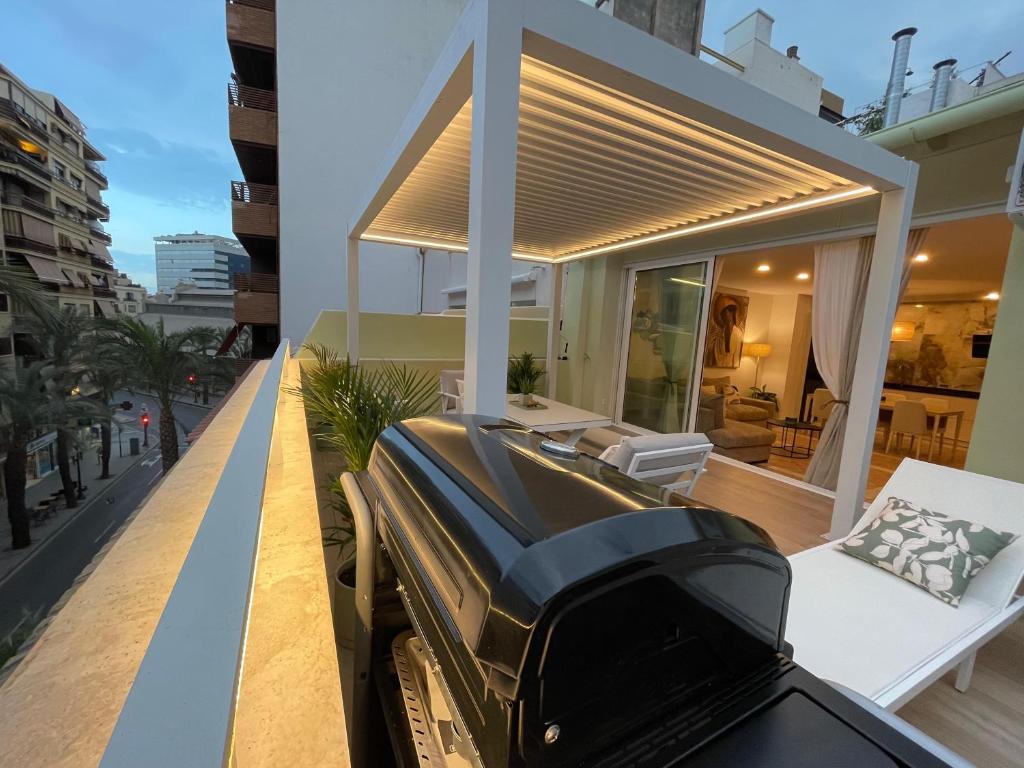 un'auto parcheggiata sul balcone di una casa di Gran ático con terraza en el centro de Alicante ad Alicante
