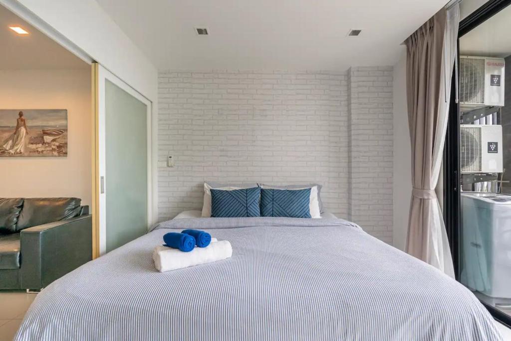 Postel nebo postele na pokoji v ubytování The Pixels Cape Panwa Condo