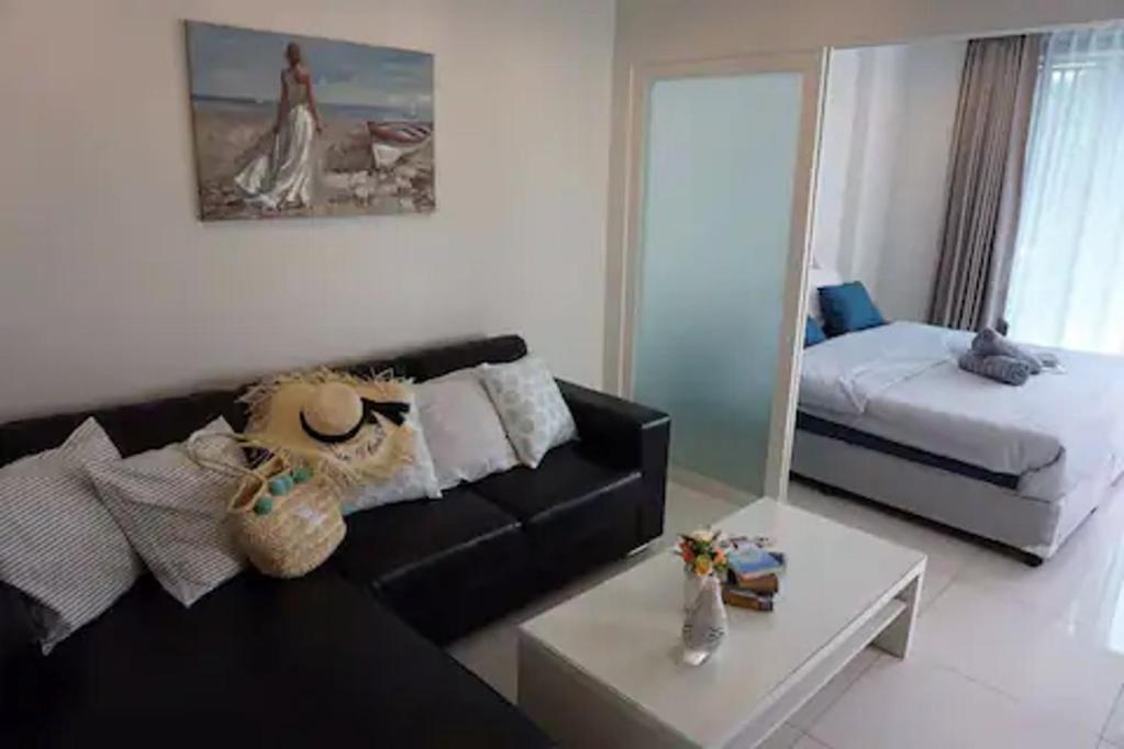 Postel nebo postele na pokoji v ubytování The Pixels Cape Panwa Condo