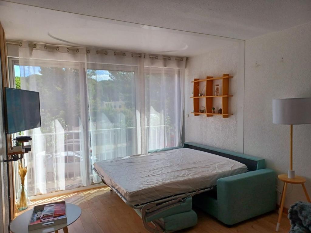 Ένα ή περισσότερα κρεβάτια σε δωμάτιο στο Studio centre-ville à 2 pas de la plage