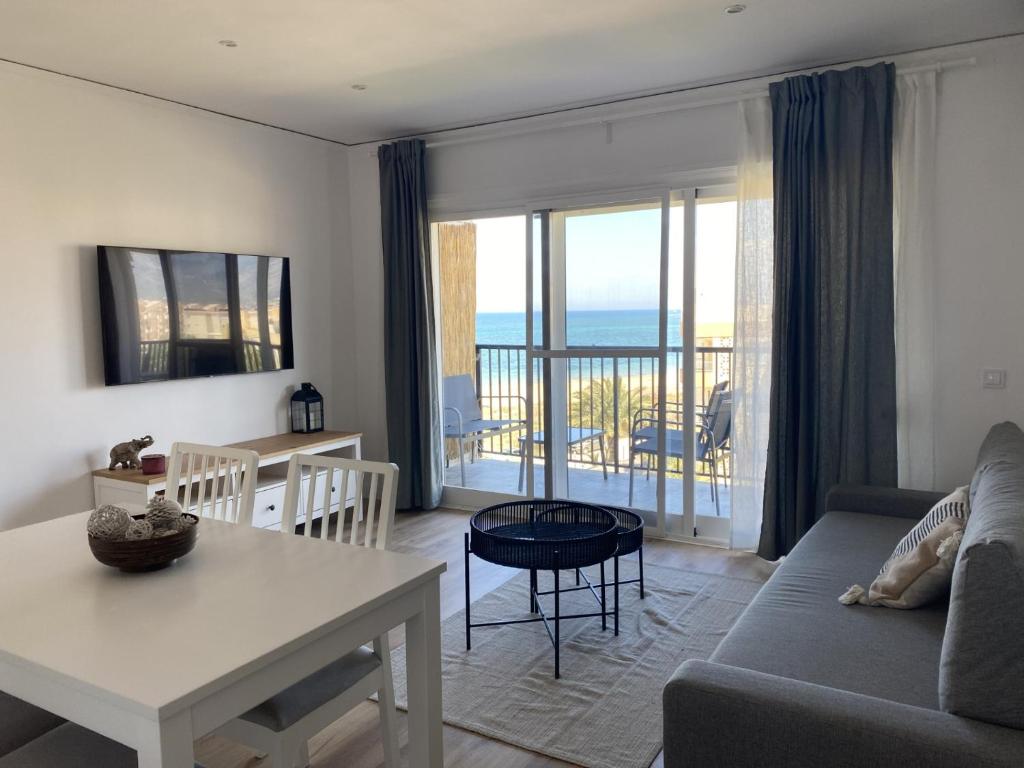 Piso Nuevo Primera Línea a Pie de Playa