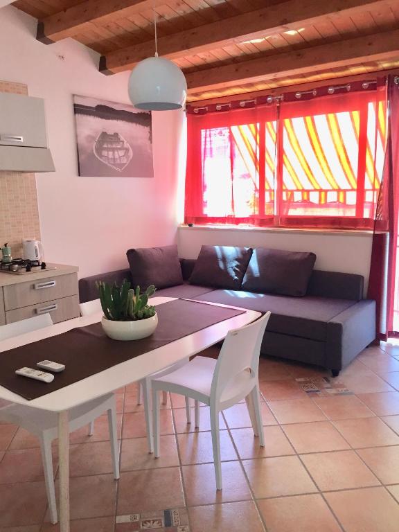 A seating area at Verdirooms158