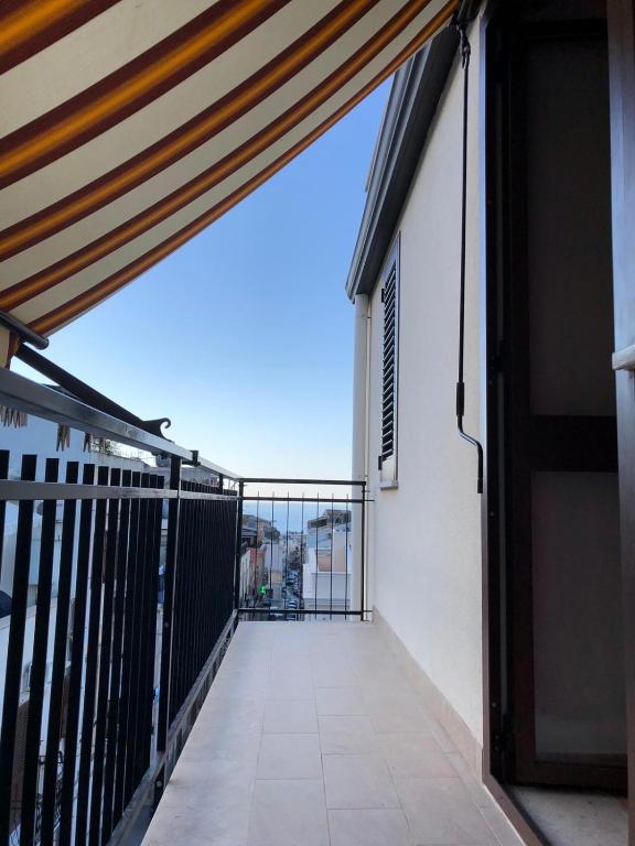 A balcony or terrace at Verdirooms158