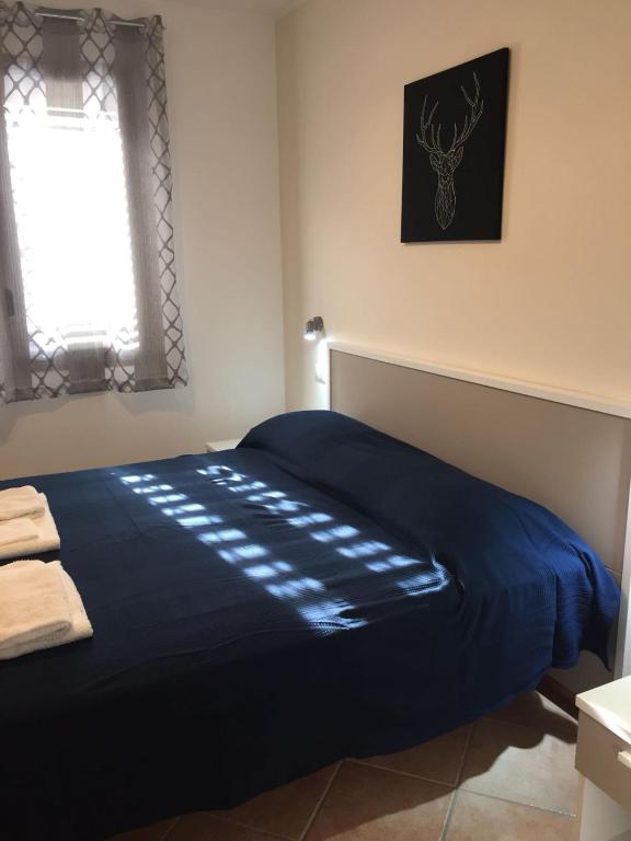A bed or beds in a room at Verdirooms158