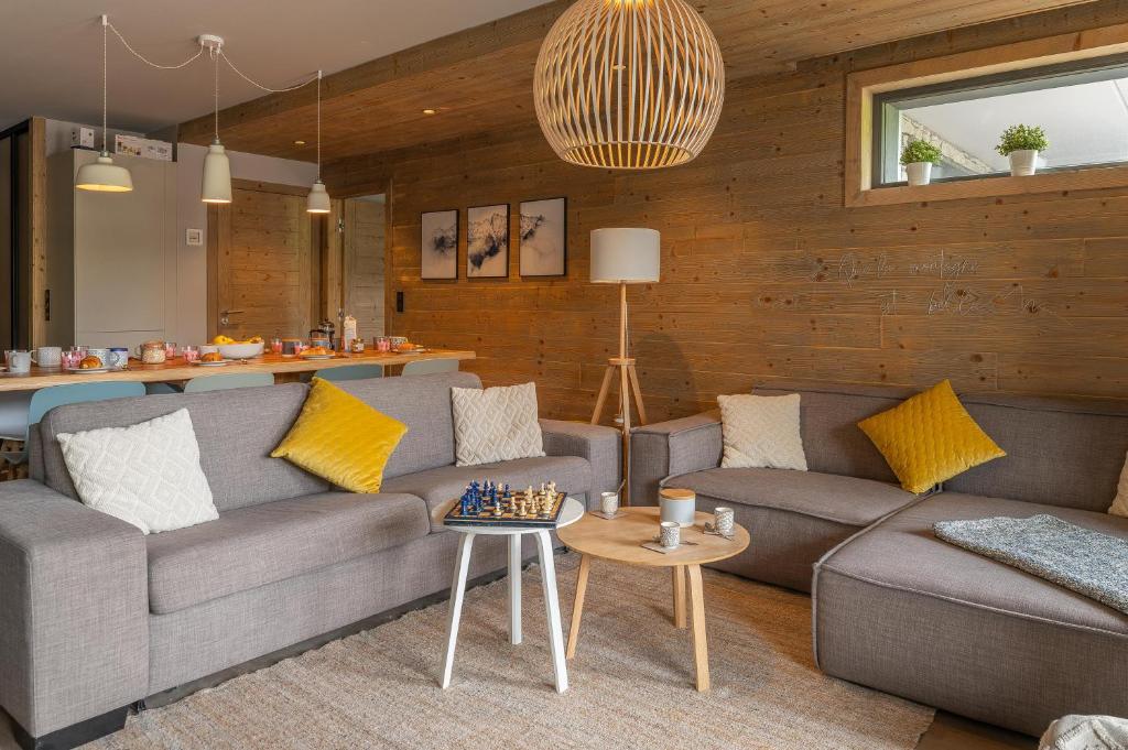 un salon avec un canapé et une table dans l'établissement Apartment 24 - Chalet 1839, aux Gets