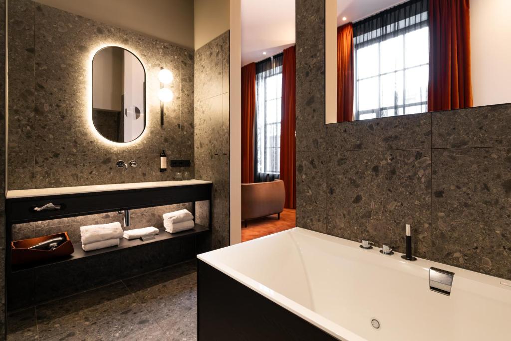 Van der Valk TheaterHotel De Oranjerie - Loft With Bath