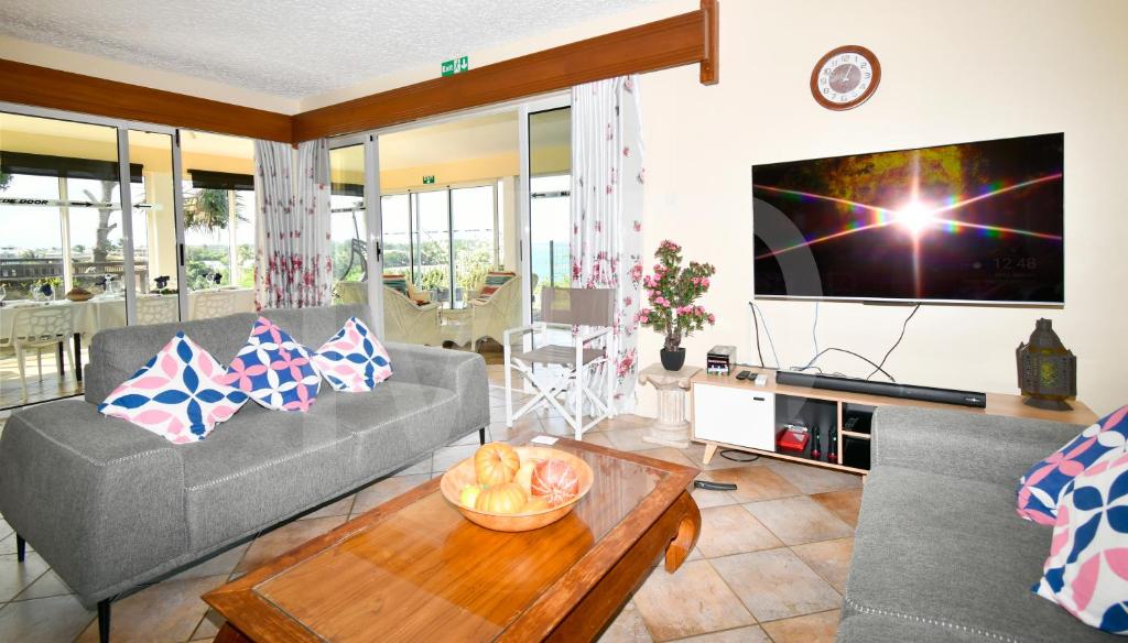 TV a/nebo společenská místnost v ubytování Villa Maya oceanfront with pool, jaccuzzi, wifi, jets in bathroom