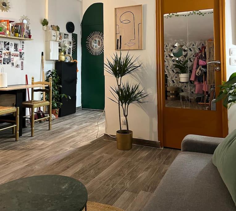un salon avec une table et une plante en pot dans l'établissement Studio next to to Paris and Stade France, à Saint-Ouen