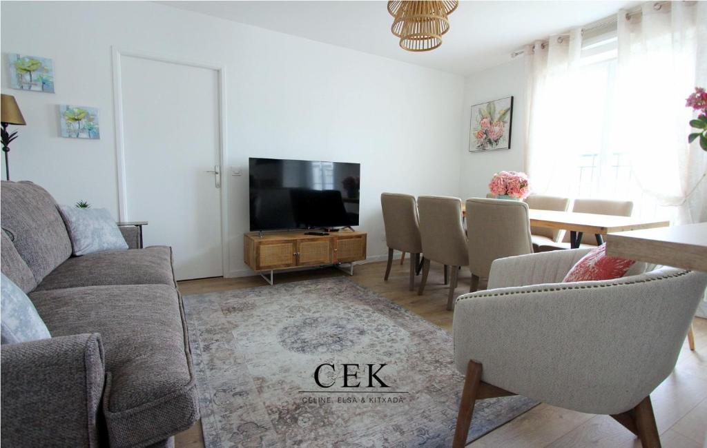 un salon avec un canapé et une télévision dans l'établissement ELBE2 Apartment 8ppl gateways to Disneyland Paris, à Serris