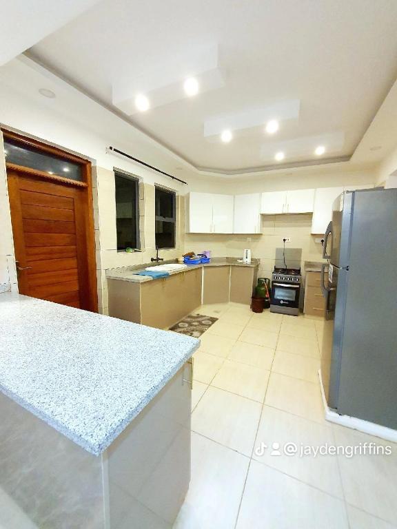 Η κουζίνα ή μικρή κουζίνα στο Emmas Holiday Homes