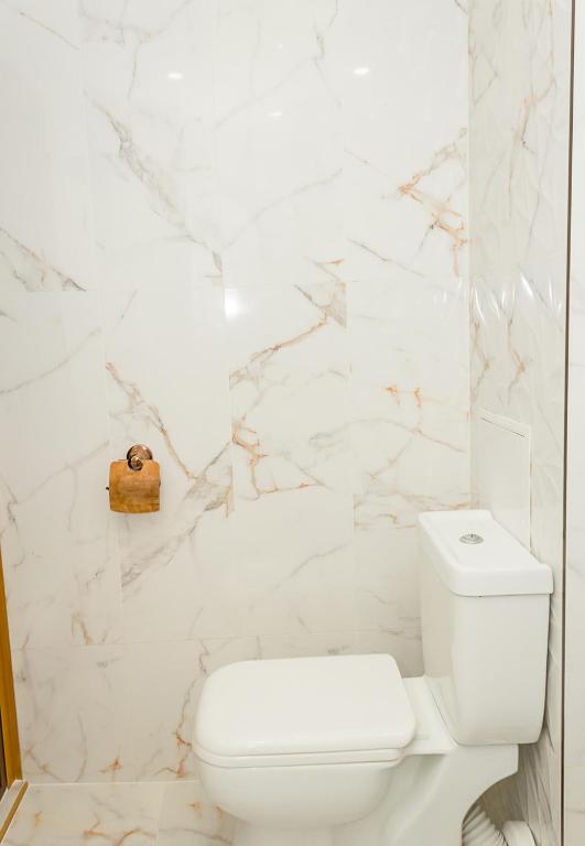 Koupelna v ubytování Comfy 1-Bedroom Apartment in Chayka Neighbourhood by Flat Mаnаger