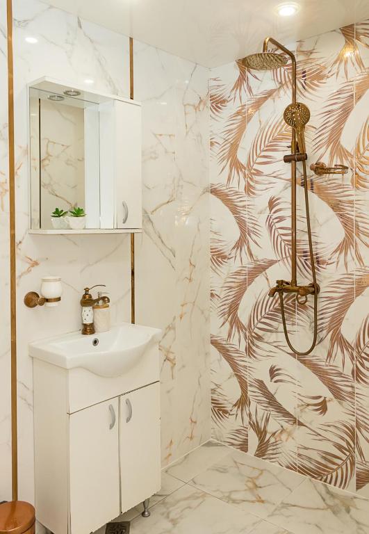 Koupelna v ubytování Comfy 1-Bedroom Apartment in Chayka Neighbourhood by Flat Mаnаger