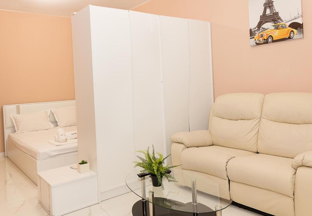 Posezení v ubytování Comfy 1-Bedroom Apartment in Chayka Neighbourhood by Flat Mаnаger