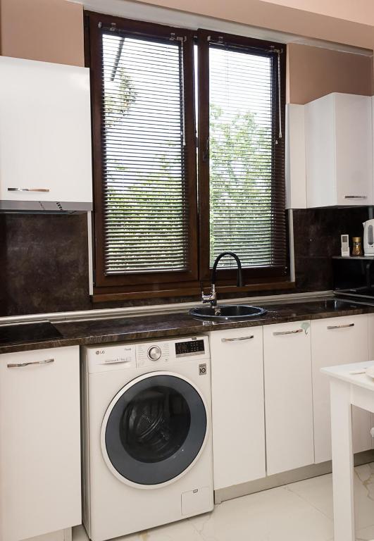Kuchyň nebo kuchyňský kout v ubytování Comfy 1-Bedroom Apartment in Chayka Neighbourhood by Flat Mаnаger