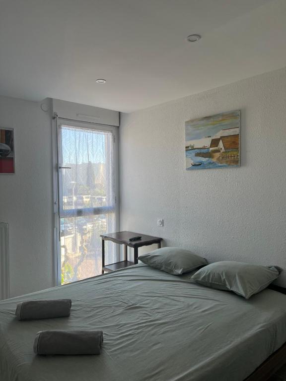 Posteľ alebo postele v izbe v ubytovaní La Marina de Lairan 2 chambres terrasse vue Port de Plaisance