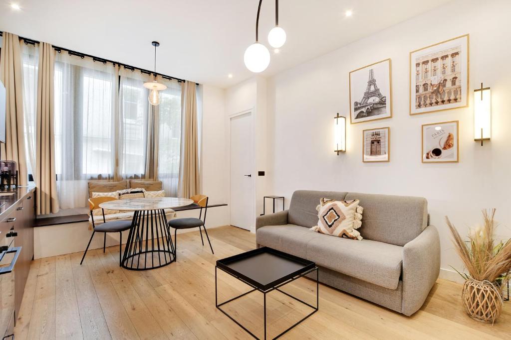 un salon avec un canapé et une table dans l'établissement Pick A Flat's Apartment in Reuilly-Diderot - Rue Claude Tillier, à Paris