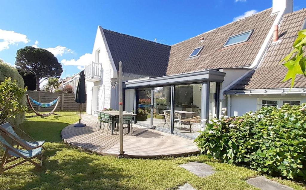 une terrasse dans la cour d'une maison dans l'établissement Maison 10 personnes à 10 minutes à pieds de la plage, à La Baule