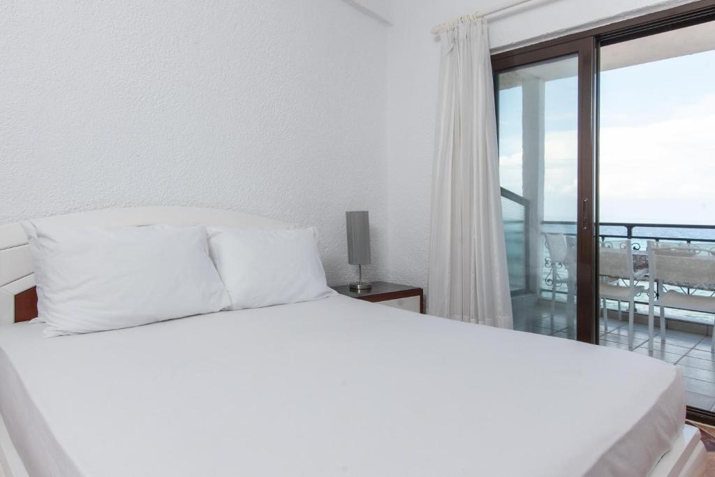 Posteľ alebo postele v izbe v ubytovaní Houseloft Sandals Beachfront