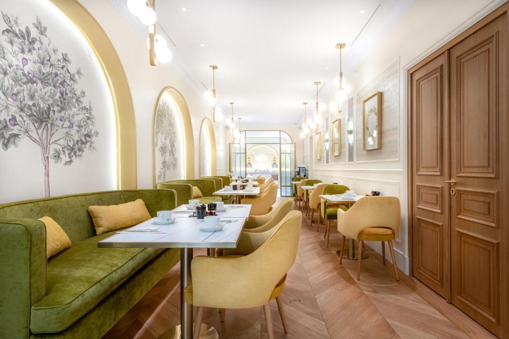 Posezení v ubytování Hotel Claridge Paris