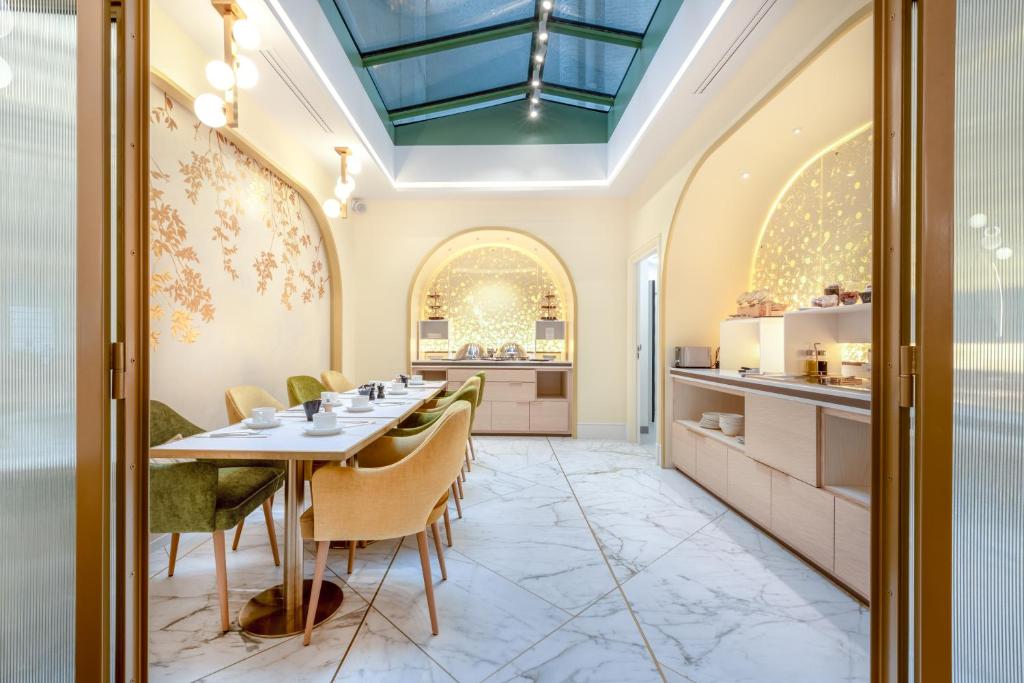 Kuchyň nebo kuchyňský kout v ubytování Hotel Claridge Paris
