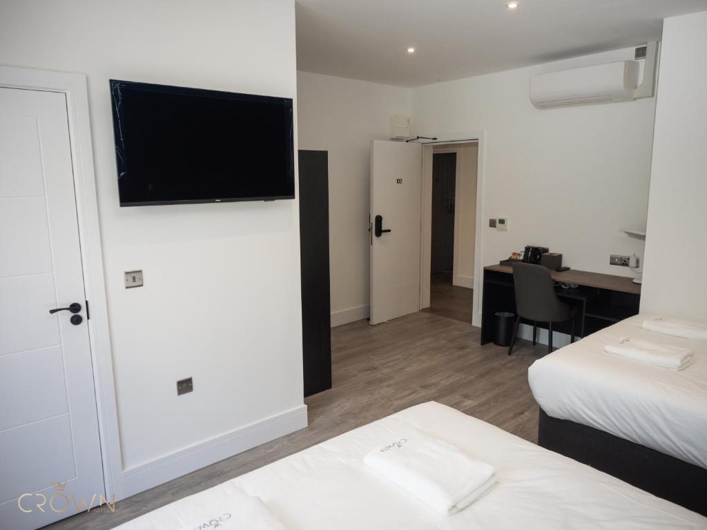 Postel nebo postele na pokoji v ubytování Crown Hotel