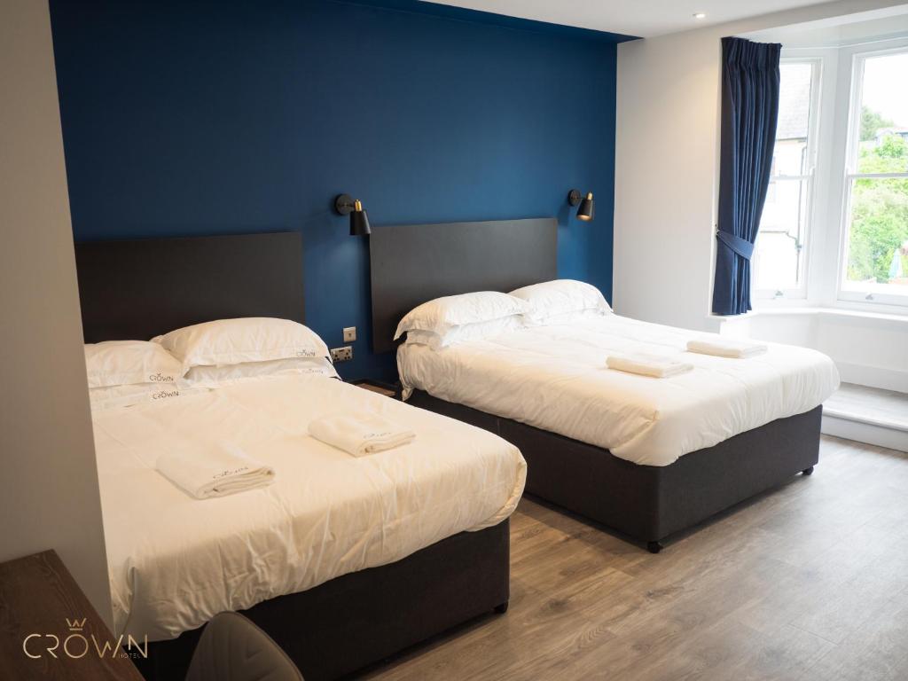 Postel nebo postele na pokoji v ubytování Crown Hotel