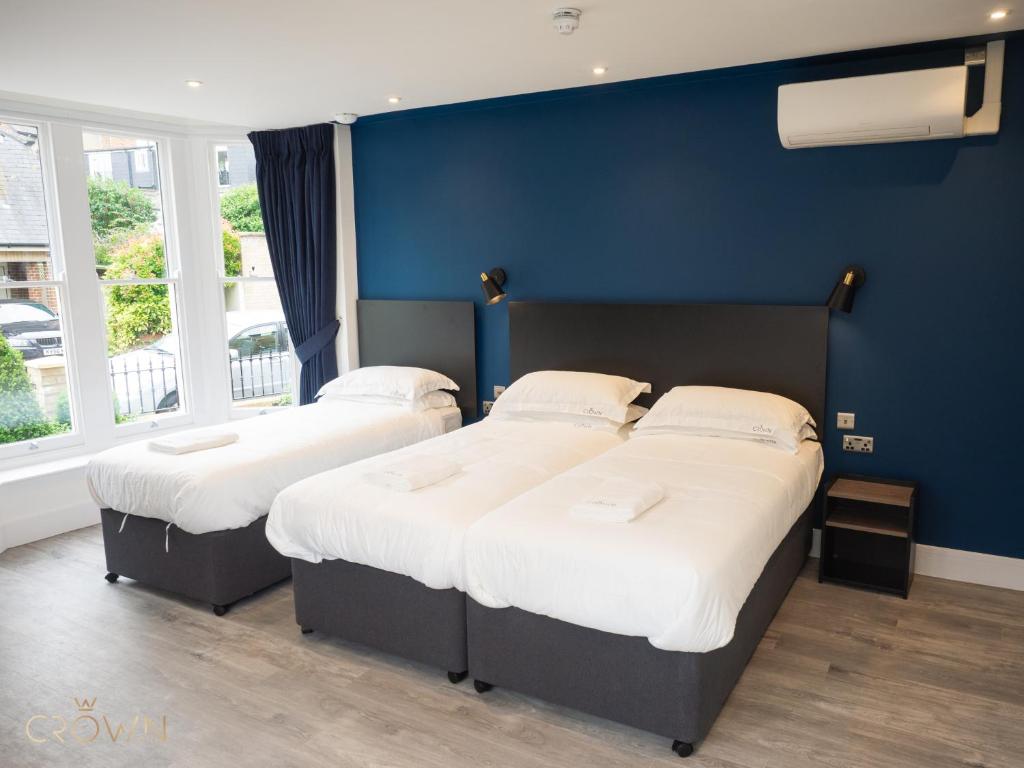 Postel nebo postele na pokoji v ubytování Crown Hotel