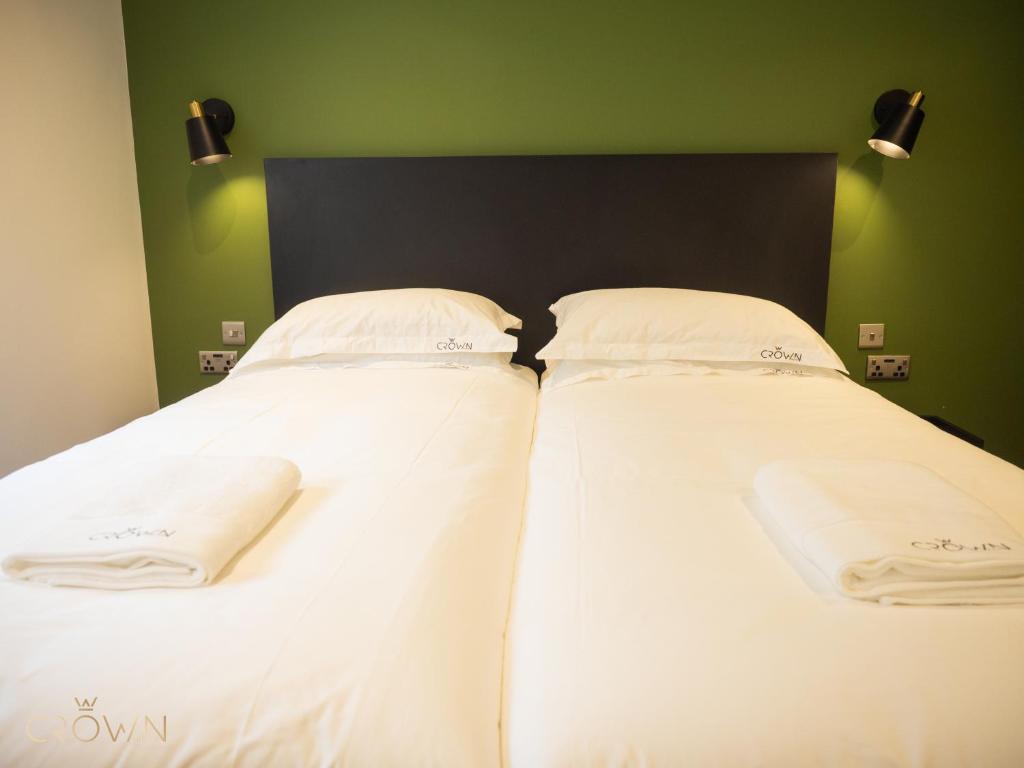 Postel nebo postele na pokoji v ubytování Crown Hotel