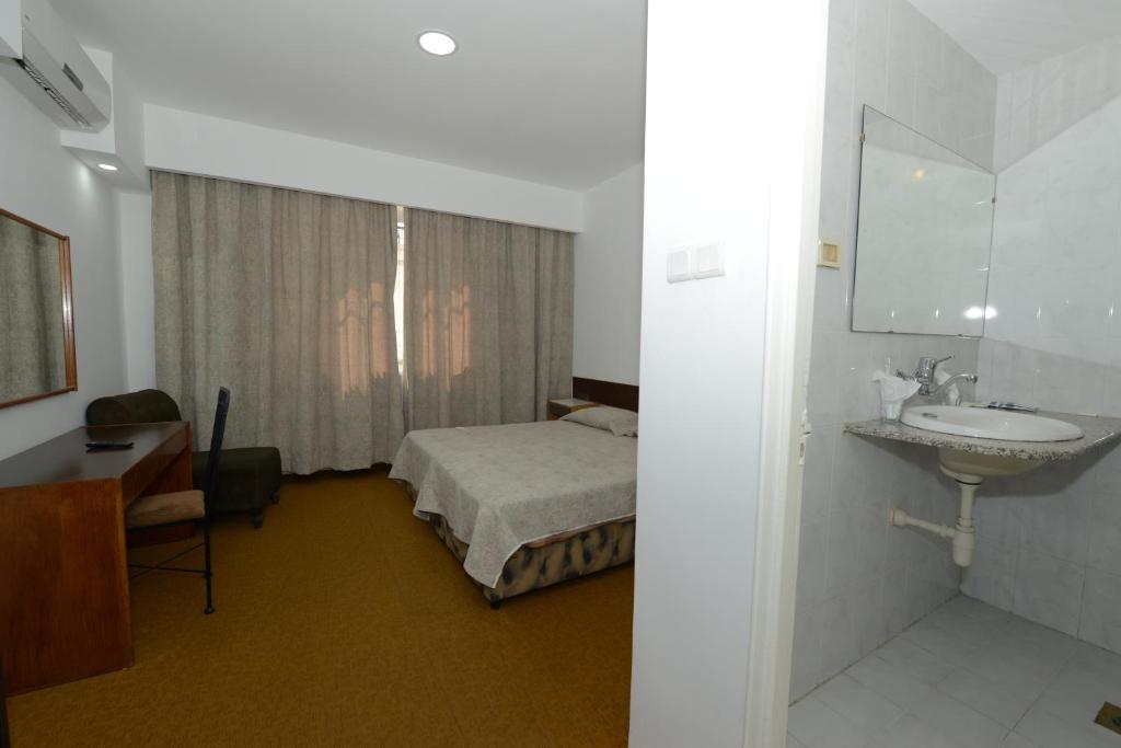 Postel nebo postele na pokoji v ubytování Rivoli Hotel Jerusalem
