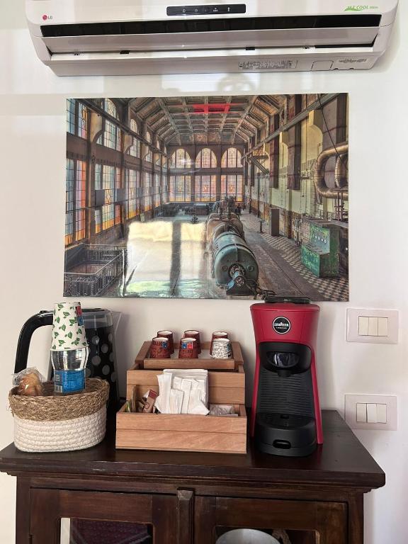 Příslušenství pro přípravu čaje a kávy v ubytování A Casa di Lu' Elegant Rooms