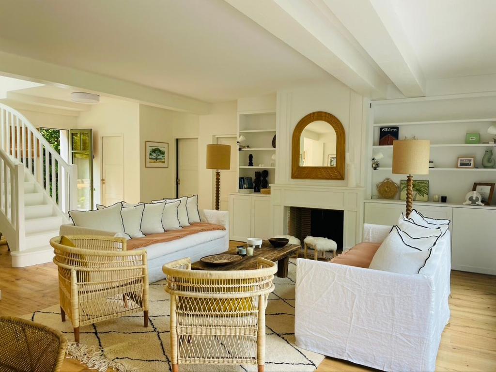 un salon avec un canapé et des chaises dans l'établissement Villa Victoire, à Lège-Cap-Ferret