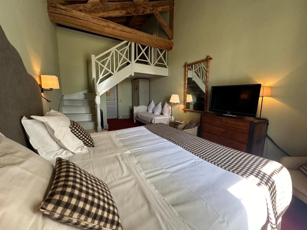Postel nebo postele na pokoji v ubytování Le Mas de Peint - Hôtel et Restaurant