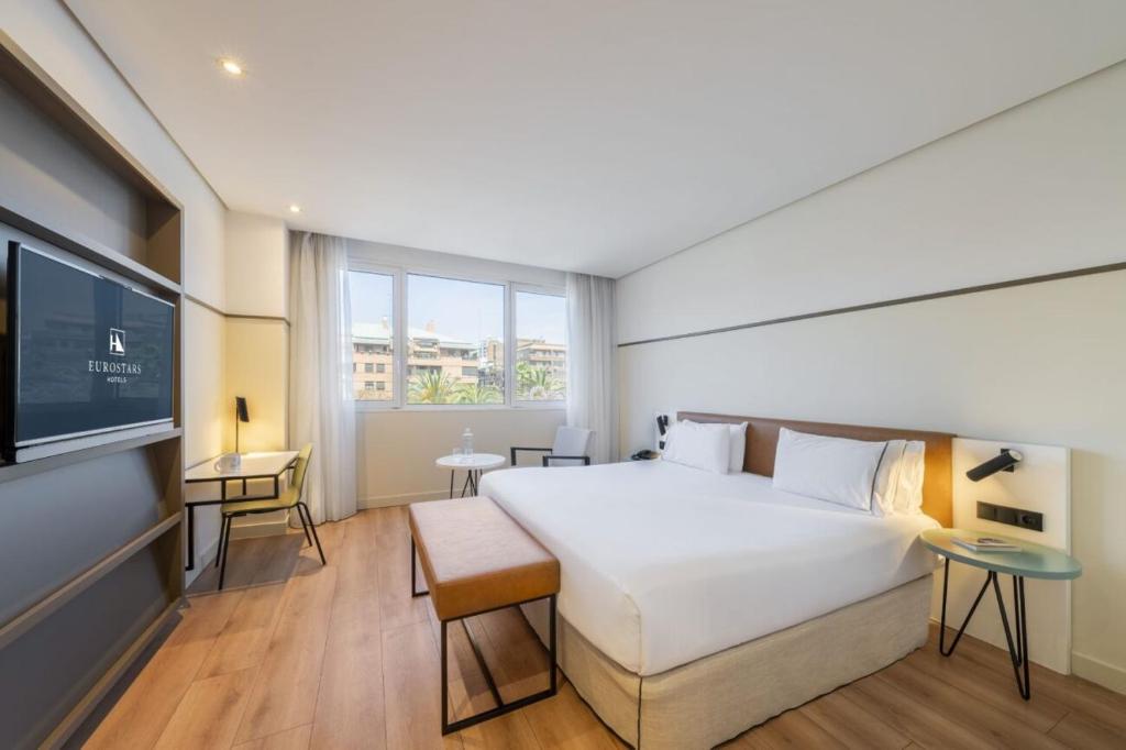 瓦倫西亞的住宿－Eurostars Acteón，酒店客房设有一张大床和一台电视。