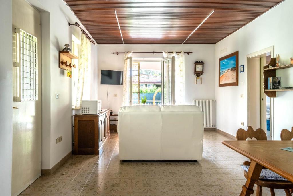 Televízia a/alebo spoločenská miestnosť v ubytovaní Villa Elisea